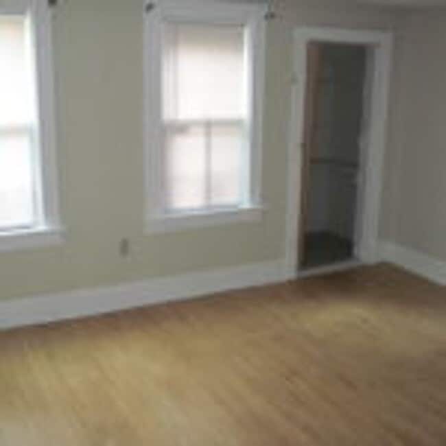 Foto del edificio - 3 Br Single - Family Home Available August...