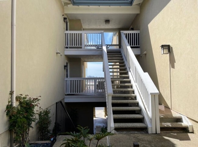 Building Photo - Spectacular Views To Ocean And Del Mar Rac...