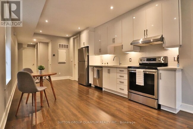 Photo du bâtiment - 35 Cloverdale Rd