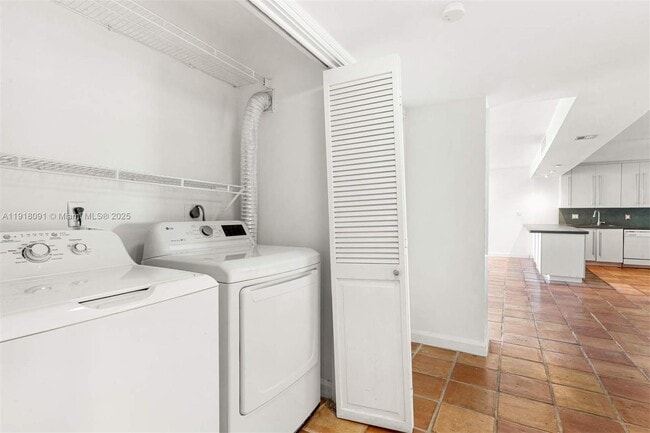 Foto del edificio - 1 Grove Isle Dr