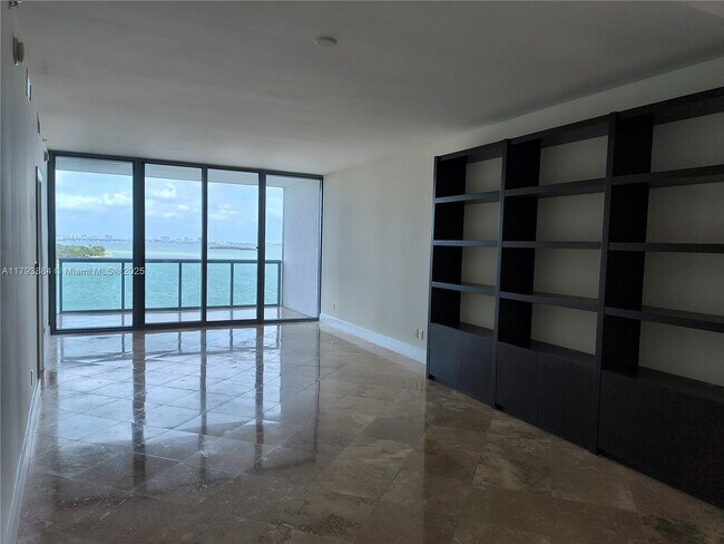 Foto del edificio - 601 NE 36th St