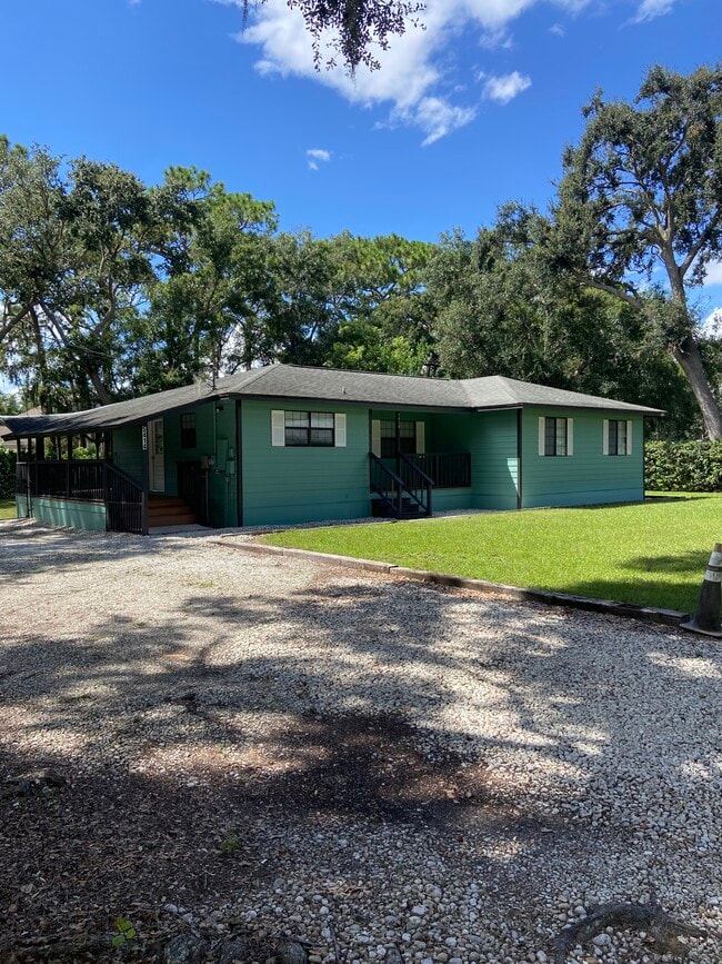 Foto del edificio - 5414 Lake Le Clare Rd