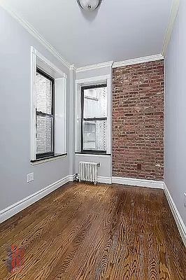 Building Photo - 309 E 8th St