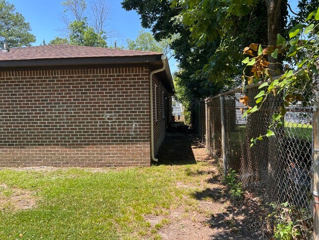 Building Photo - 3020 Kansas Ave