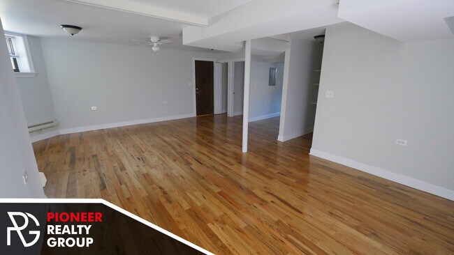 Building Photo - 1115 W Oakdale Ave