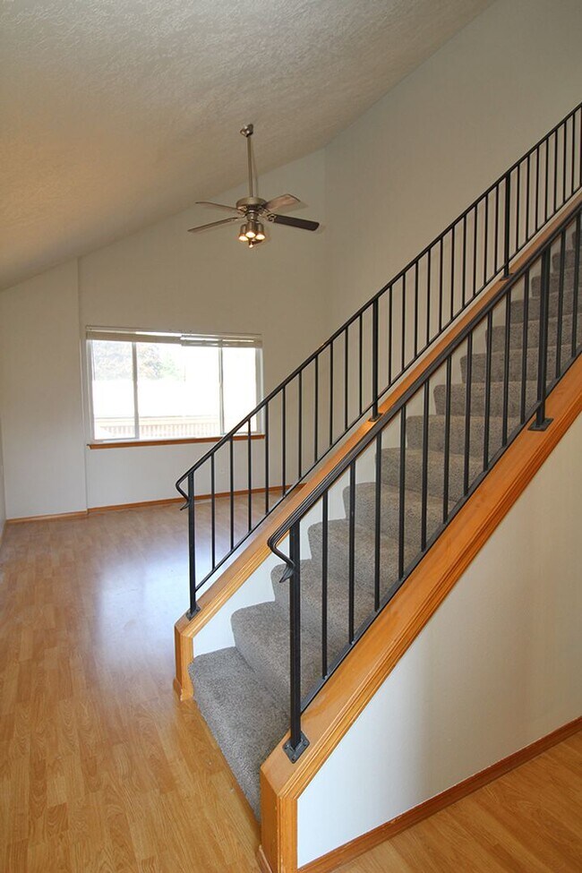 Building Photo - Freshly Updated Gresham 3 Bedroom/2.5 Bath...
