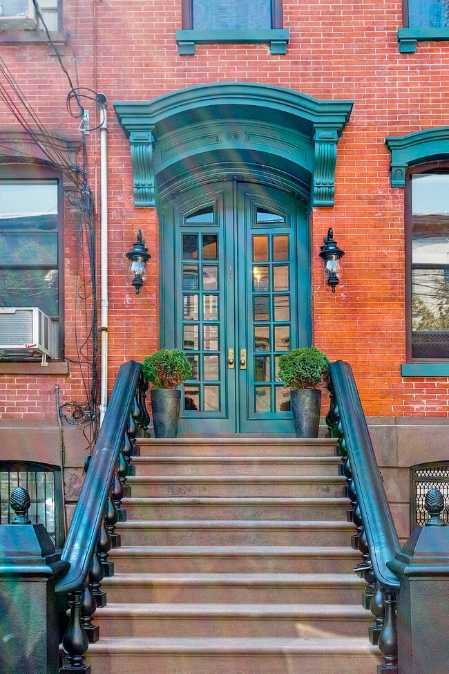 Building Photo - 131 Mercer St
