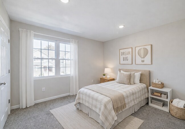 Dormitorio en tonos neutros con detalles acogedores - Blue Ridge Luxury Townhomes