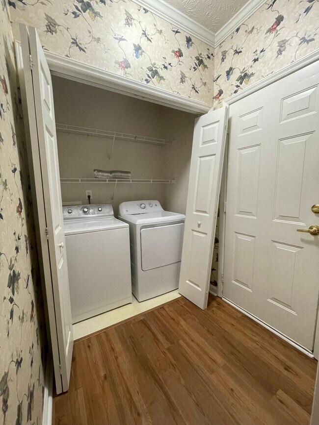 Building Photo - 3 Bedroom 2 Bathroom Apartment with Sunroom
