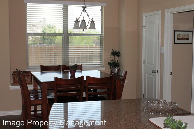 Foto del edificio - 5 br, 3.5 bath House - 2011 Tall Chief