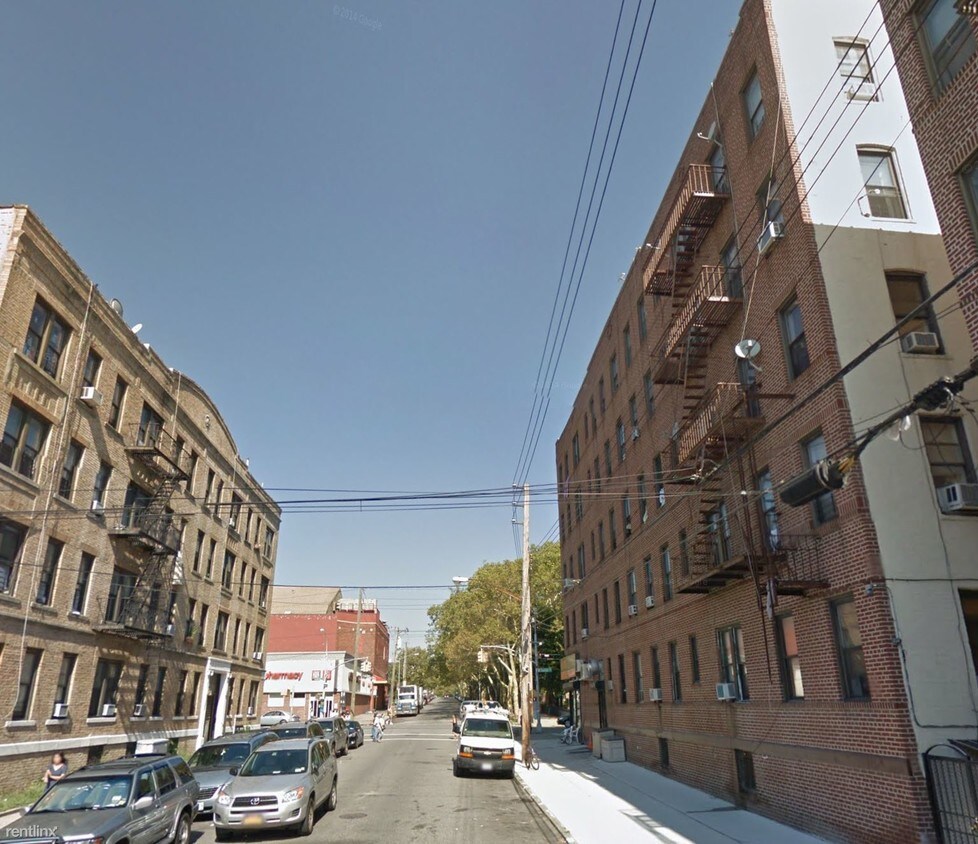 Building Photo - 957 67th St