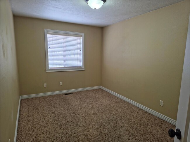 Foto del edificio - Beautiful 3 Bed, 2.5 bath Townhome with Attached 2 Car Garage in Rock Creek
