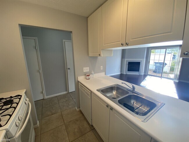Building Photo - 2 br, 1.5 bath Condo - 4683 Cadmus Drive