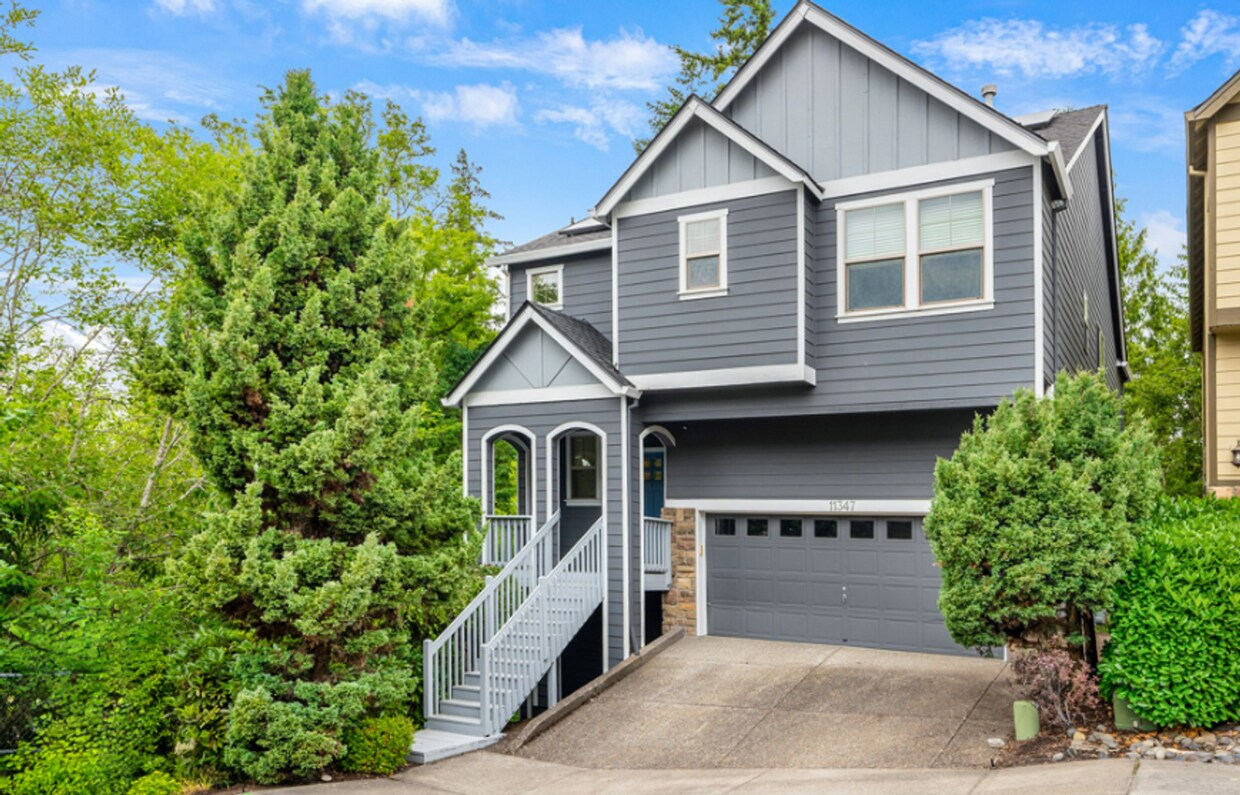 Foto principal - Spacious 5-Bedroom Retreat with Private Gr...