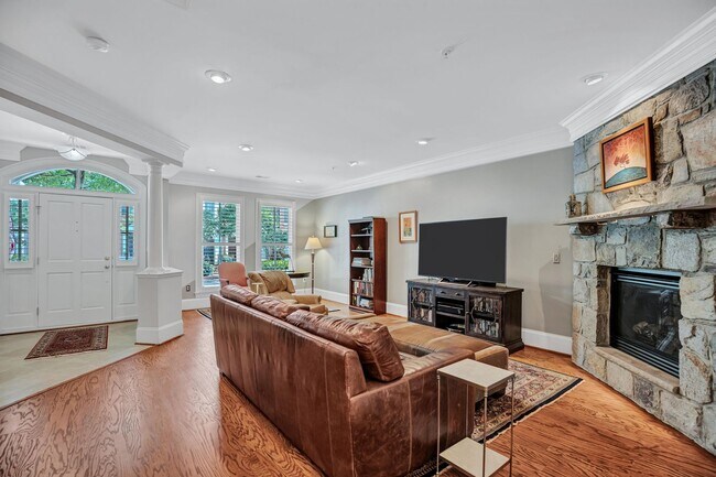 Foto del edificio - Stunning 4BR All-Brick End-Unit Townhome with Rooftop Terrace in Potomac Greens