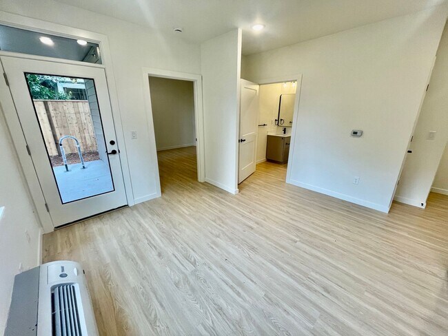 Building Photo - Multnomah Multiplex - 1/2 MONTH FREE RENT!