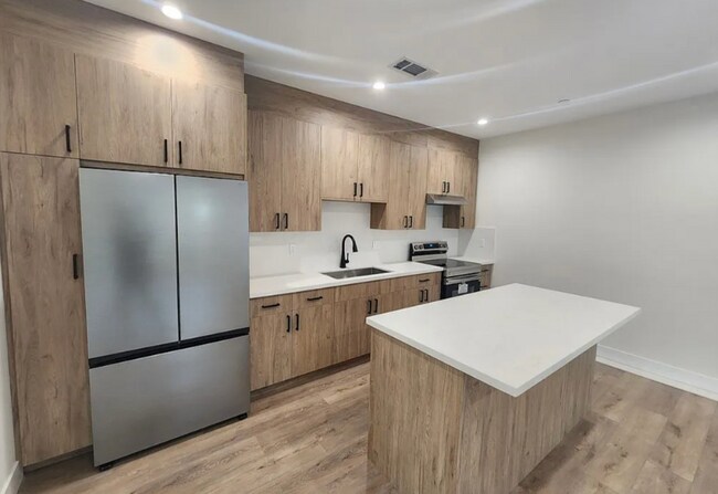 Foto del edificio - 7126 Matilija Ave