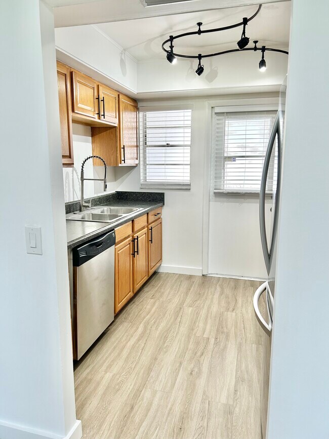 Building Photo - 2431 SW 82nd Ave