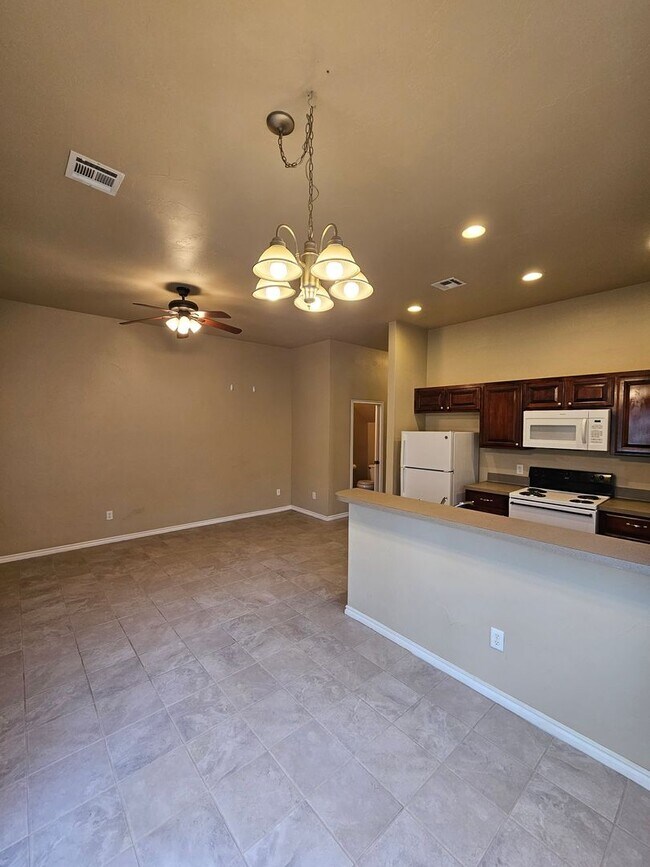 Foto del edificio - (3) Bed/(2.5) Bath Townhouse in Core Norman! Avail NOW!