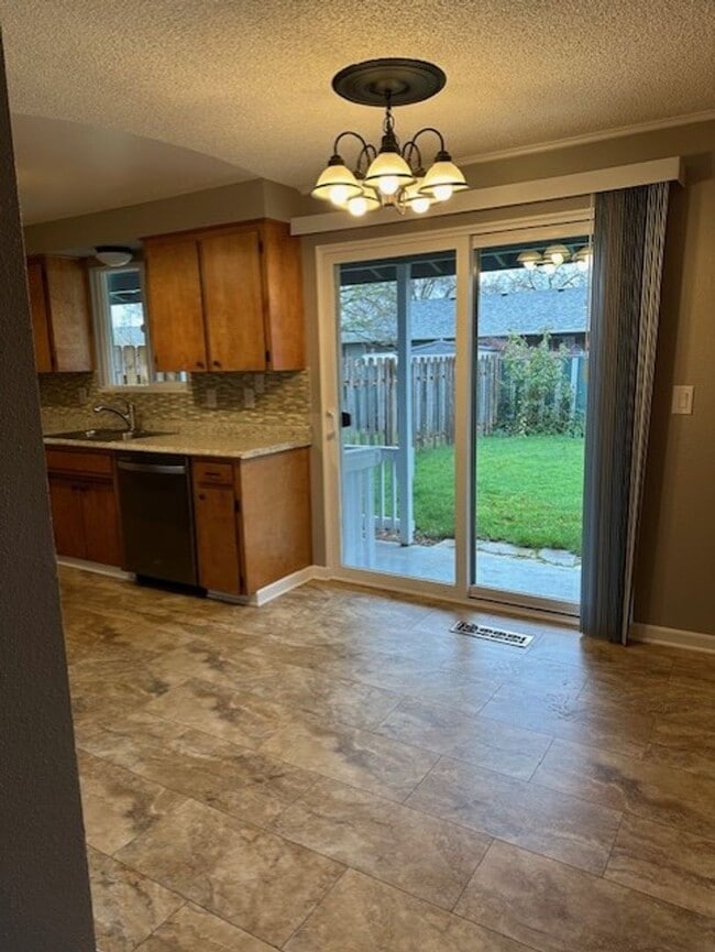 Building Photo - Very Nice Remodeled and Duplex Unit With 3...