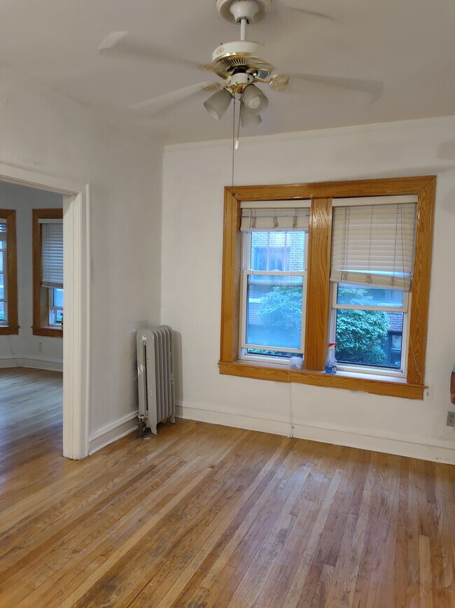 Comedor/Comedor - 539 W Addison St