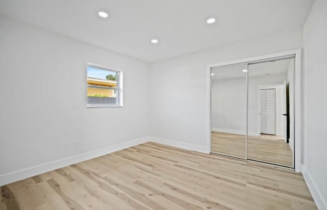 Building Photo - 1521 NE 148th St