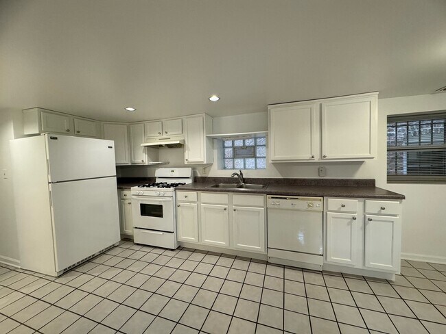 Foto del edificio - 2344 W Barry Ave