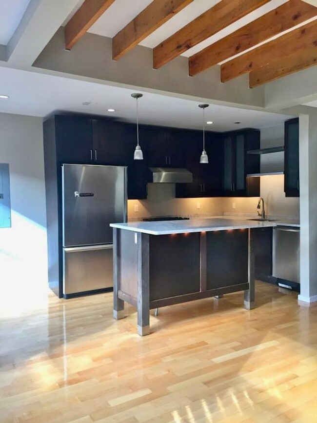 Building Photo - Spacious 3 Bed 2 Bath!