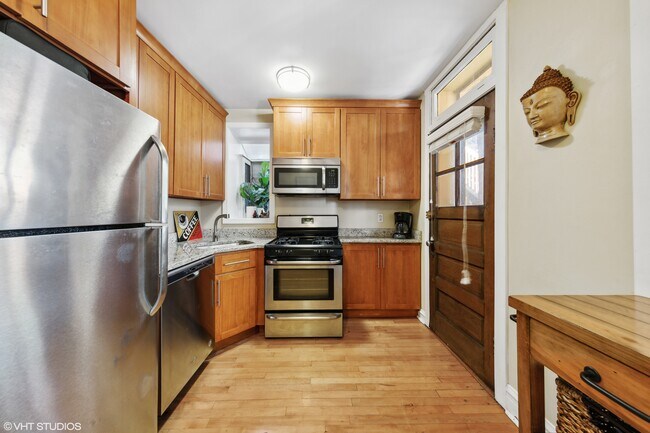 Building Photo - 740 W Wrightwood Ave
