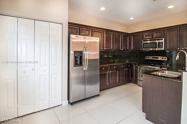 Building Photo - 3 br, 2.5 bath Townhome - 1024 NE 207th Te...