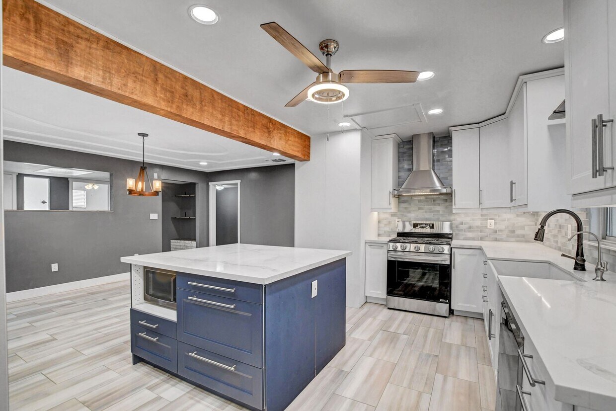 Foto principal - UNIQUE SINGLE FAMILY HOME! - No HOA, Car Lift, RV Parking and Nice Backyard