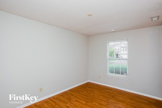 Foto del edificio - 5744 N Jefferson Dr