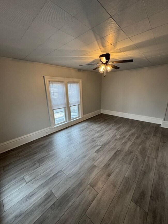 Foto del edificio - 302 E Washington St