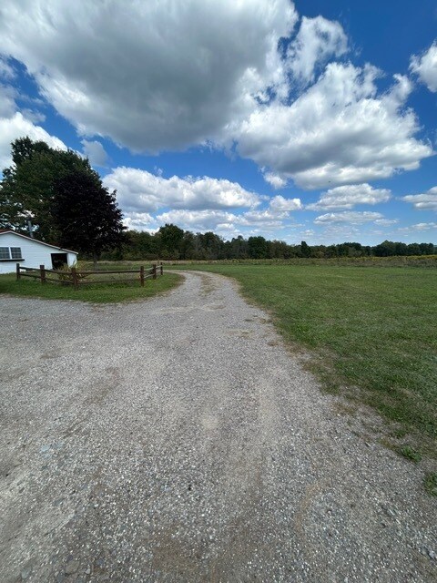 Foto del edificio - 24648 Plank Rd