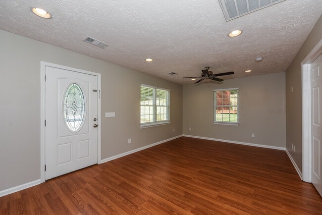 Building Photo - 2121 Ravenwood Dr