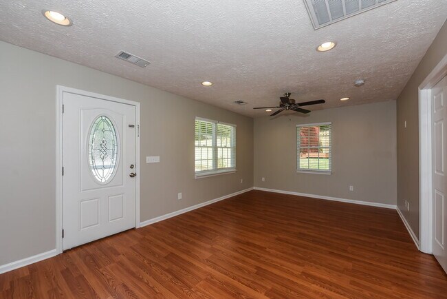 Foto del edificio - 2121 Ravenwood Dr