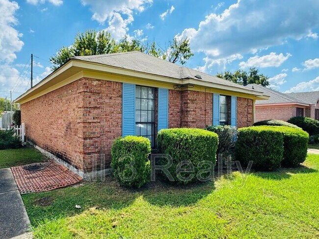 Building Photo - 2818 Country Ct