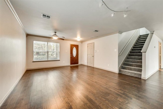 Foto del edificio - 2424 Emerald Ln