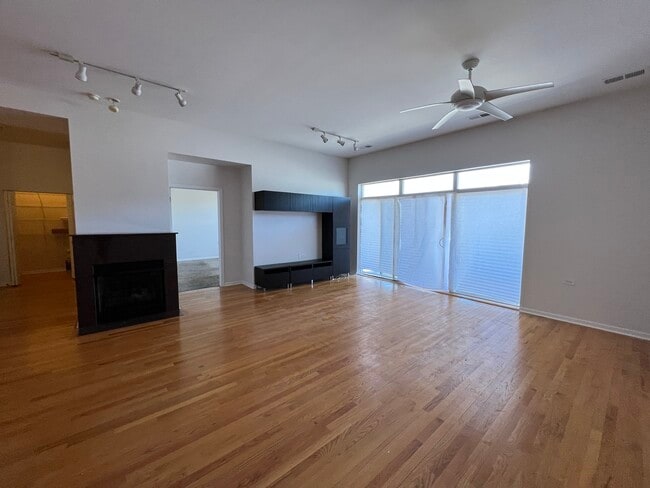 Building Photo - 1040 E 47th St