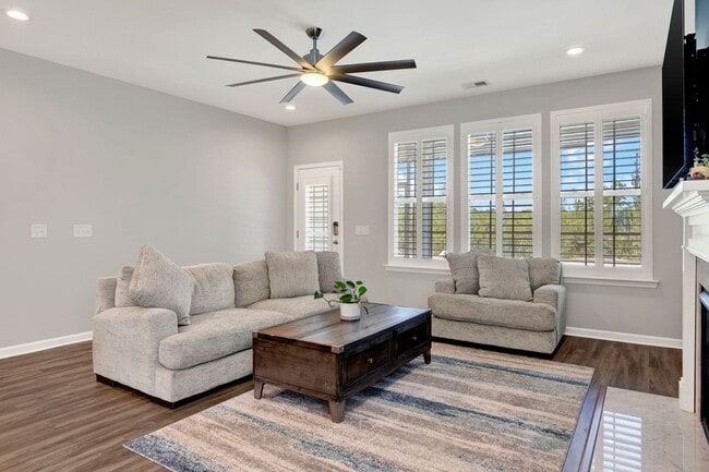 Building Photo - Savannah Quarters!