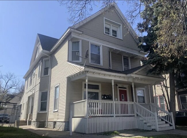 Delante a la izquierda: incluye área de juegos para perros para residentes. - 3040 Park Ave