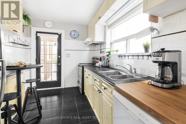 Building Photo - 687 Glencairn Ave
