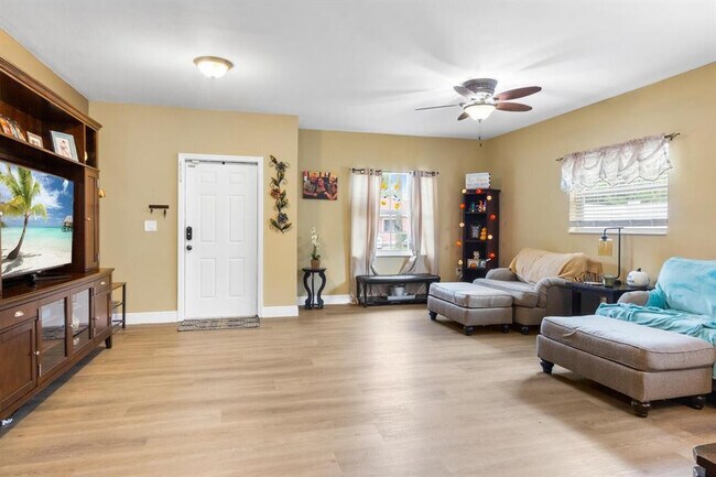 Foto del edificio - 6570 NW 24th Ct