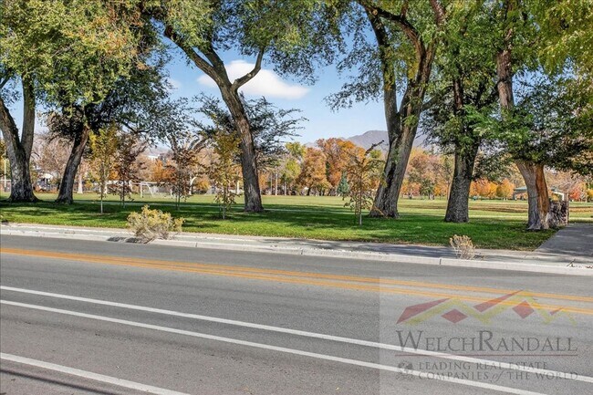 Foto del edificio - Javid Properties Triplex