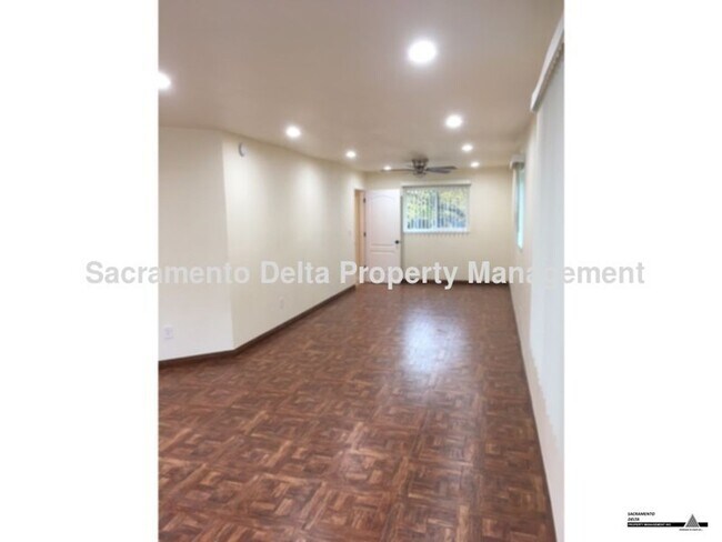 Building Photo - Updated 2bed/1bath home with large yard in...