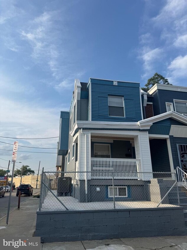 Foto principal - 1945 W Airdrie St