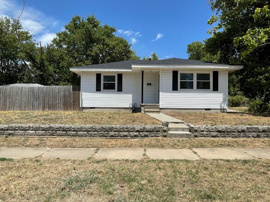 Front - 411 W 4th St