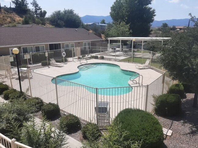 Foto del edificio - 1039 E Saguaro Dr