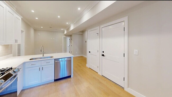 Building Photo - 5Br/3.5Bth, close to Northeastern Univ. Laundry in unit. Newly renovated kitchen.