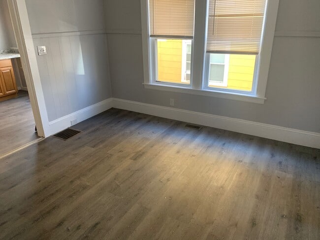 Building Photo - 16 Catharine St